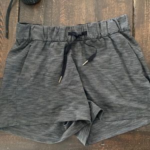 EUC Lululemon on the fly dark heather grey  shorts size 6 2.5” inseam